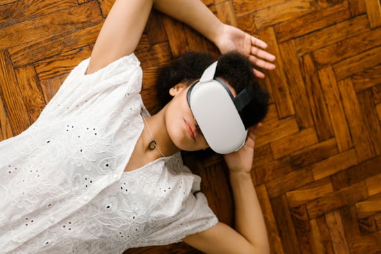 nainen makaa VR-lasit paassa