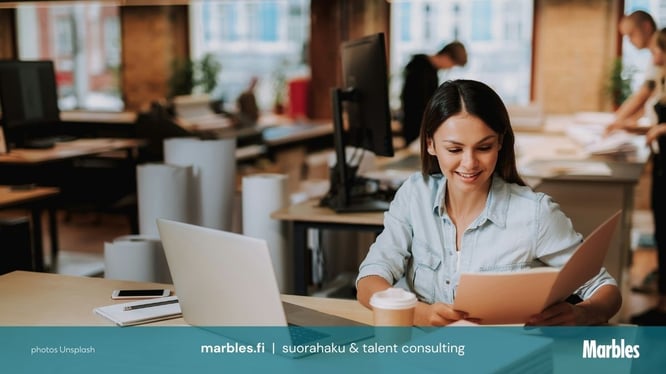 Työnhakija päivittämässä LinkedIn profiiliaan