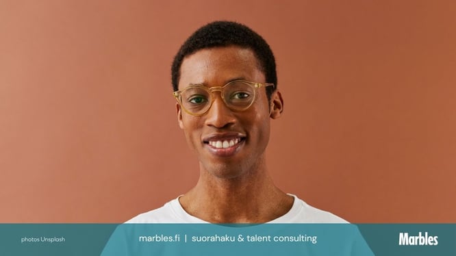 Prompt Engineer hymyilee