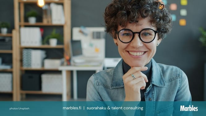 Data ammattilainen hymyilee