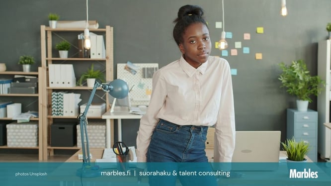 Service Designer seisoo pöydän äärellä