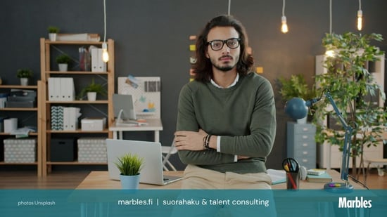 AI Product Manager istuu