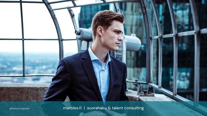 Snr Sales Manager katsoo ikkunasta