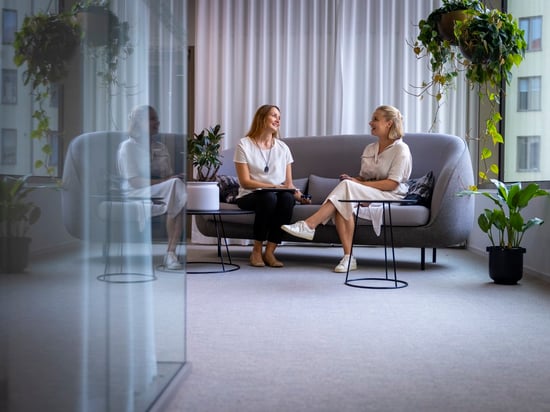 Katja ja Jenna istuvat sohvalla