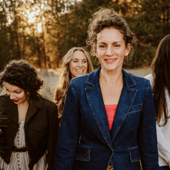 Viestinnän johtaja tiiminsä kanssa