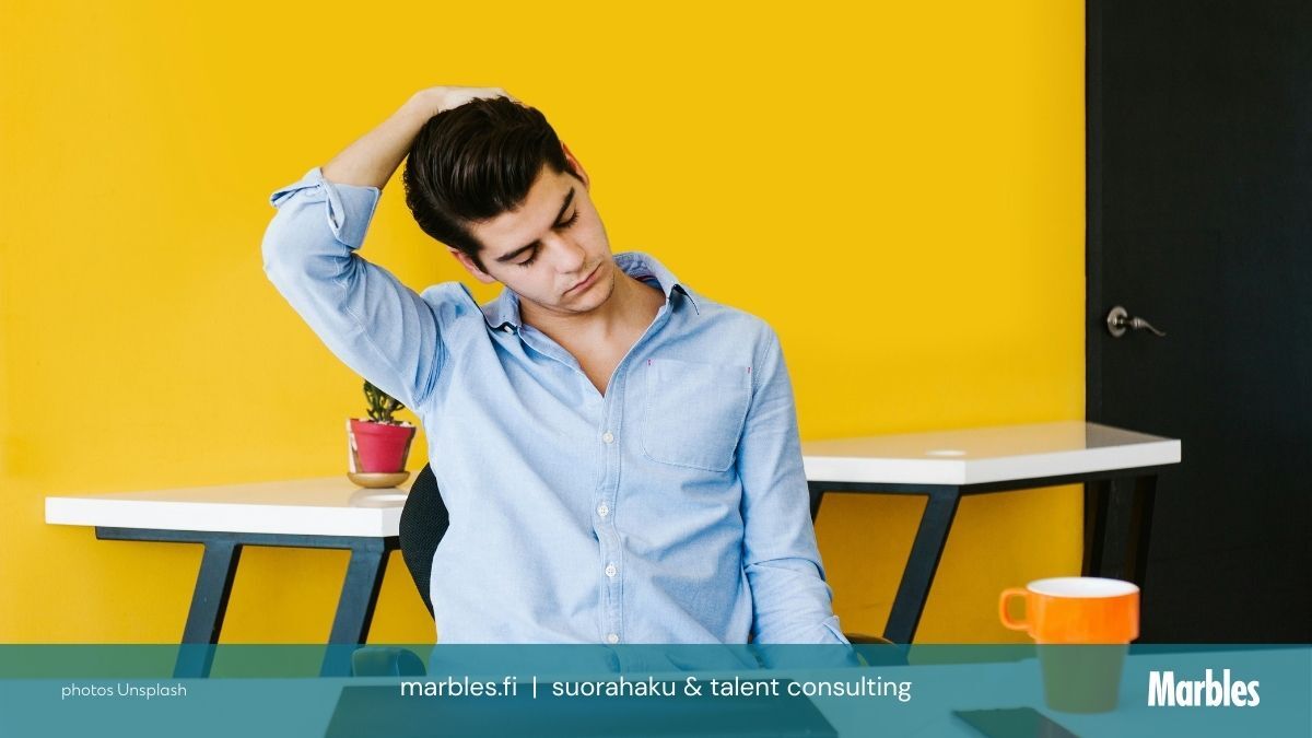 Johtaja miettii, milloin osaamistarpeet pitää suunnitella. 